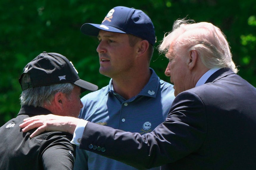 普段から親密なブライソン・デシャンボー（中央）とトランプ米大統領（右）。左はゲーリー・プレーヤー。［写真 AP＝聯合ニュース］