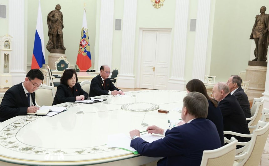 19日（現地時間）、ロシアのウラジーミル・プーチン大統領と会談する北朝鮮の崔善姫（チェ・ソンヒ）外相。タス通信、聯合ニュース