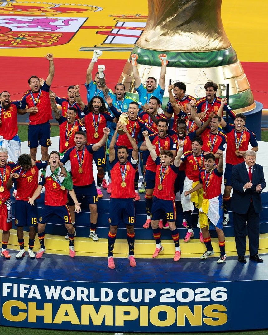 19日（現地時間）、米ニュージャージー・スタジアムで行われた国際サッカー連盟（FIFA）2026北中米ワールドカップ（W杯）で優勝したスペイン選手たちの隣に立つドナルド・トランプ米大統領。［写真 ホワイトハウスのX（旧ツイッター）キャプチャー］