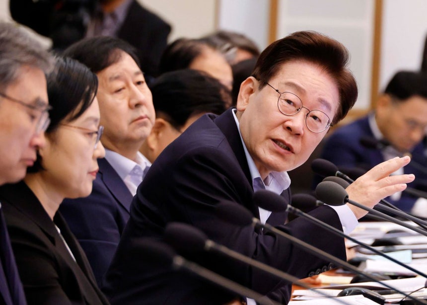 韓国の李在明（イ・ジェミョン）大統領は21日の閣議で、営業利益の配分を巡る論争について、「労働争議の対象があまりにも広範囲に拡大しているようだ」と述べた。［写真 青瓦台写真記者団］