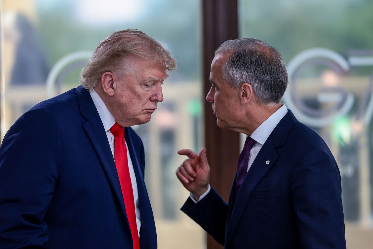 先月16日フランスのエビアンで開かれた主要7カ国（G7）首脳会議の昼食会でトランプ米大統領（左）とカナダのカーニー首相が対話している。［写真 ロイター＝聯合ニュース］