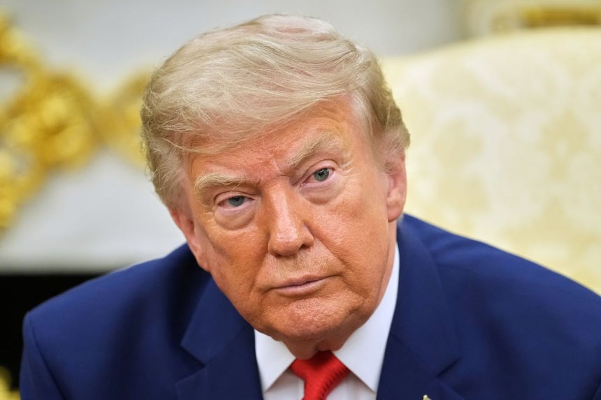 トランプ米大統領が21日にホワイトハウスでレバノンのアウン大統領との首脳会談中にイラン戦争の状況に対する記者らの質問を聞いている。［写真 AP＝聯合ニュース］