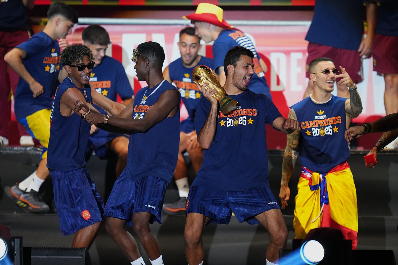   優勝パレードのバスで踊り喜ぶスペイン代表選手たち。AP＝聯合ニュース