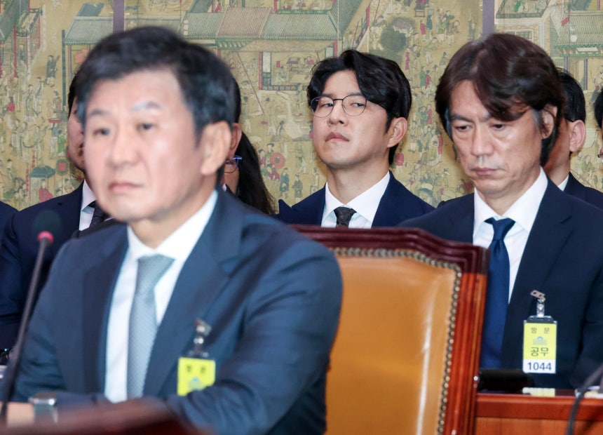 2024年、国会文化体育観光委員会の大韓サッカー協会および大韓バドミントン協会に関する懸案質疑が国会で開かれた。元サッカー協会戦力強化委員の朴柱昊（パク・チュホ）氏（中央）が懸案質疑に出席し、鄭夢奎（チョン・モンギュ）大韓サッカー協会長の答弁を聴いている。右は洪明甫（ホン・ミョンボ）代表監督。 キム・ソンリョン記者