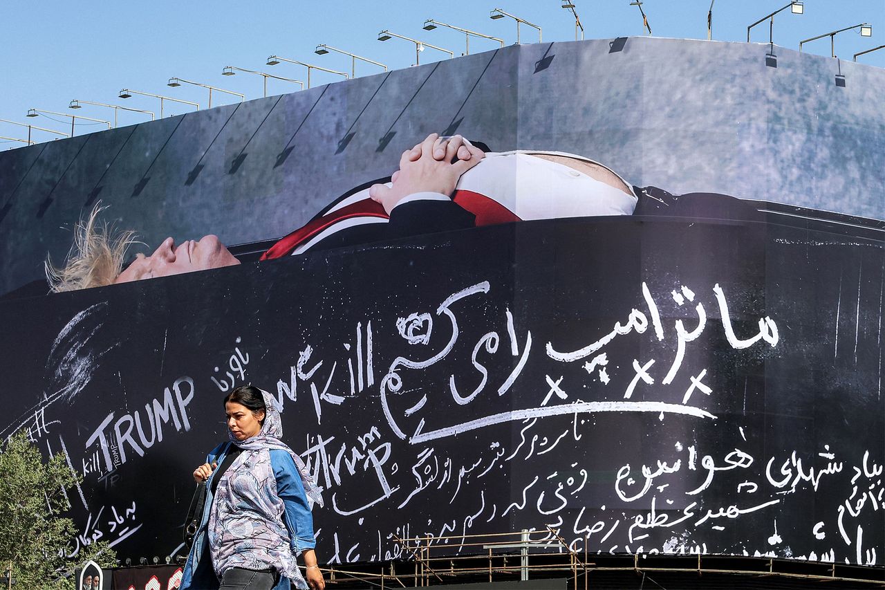   「われわれはトランプを殺す」と書かれたテヘランの大型広告板。AFP＝聯合ニュース