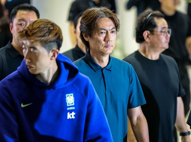 先月30日、北中米W杯1次リーグ敗退の責任を取って辞任した洪明甫（ホン・ミョンボ）前韓国代表監督が仁川（インチョン）空港を通って帰国した。 キム・ギョンロク記者