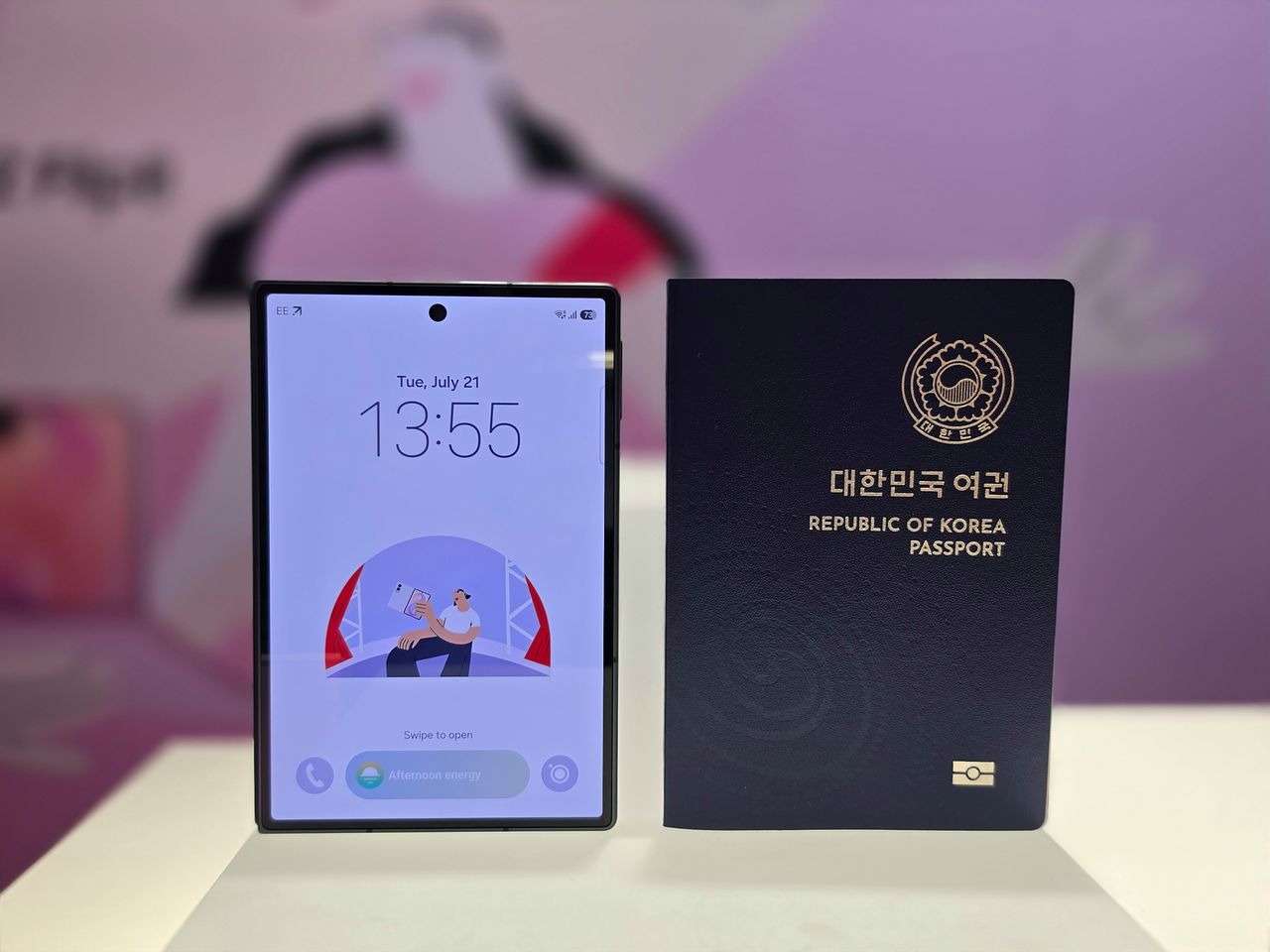 22日にロンドンでサムスン電子が新たに公開した折りたたみスマホ「ギャラクシーZフォールド8」は、たたむと138．4ミリ（5．5型、10対16）、広げると193．2ミリ（7．6型、4対3）でパスポート（右）と似た形だ。イ・ウリム記者