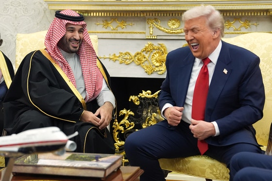 昨年11月18日（現地時間）、トランプ米大統領（右）がホワイトハウス執務室でサウジアラビアのムハンマド・ビン・サルマン皇太子と会談している。 ［AP＝聯合ニュース］
