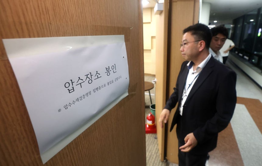 投票用紙不足問題の真相究明に向けた検察・警察合同捜査本部の関係者らが23日、京畿道果川市（キョンギド・クァチョンシ）の中央選挙管理委員会（中央選管）の家宅捜索に入っている。合同捜査本部はこれに先立ち、投票用紙不足問題の捜査過程で、選管の実務担当職員らが投票者数の入力ミスを隠蔽するため、電算上の統計数値を任意に修正していた形跡を確認したとされる。［聯合ニュース］