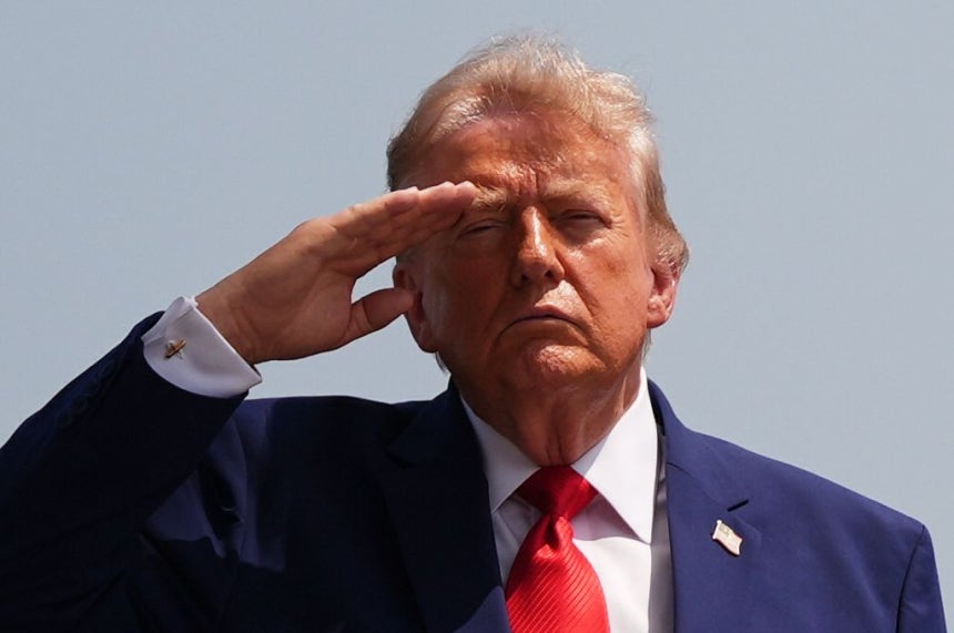 トランプ米大統領が22日にデラウェア州のドーバー空軍基地で行われた戦死兵士4人の遺体帰還式で挙手敬礼している。［写真 AP＝聯合ニュース］