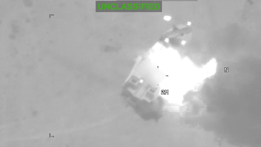 米中央軍司令部は22日、未詳の場所で進められたイラン船舶に対する空爆場面を公開した。［写真 ロイター＝聯合ニュース］
