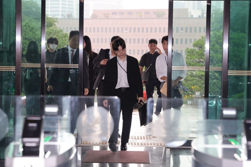 投票用紙不足問題の真相究明に向けた検察・警察合同捜査本部の関係者らが23日、京畿道果川市（キョンギド・クァチョンシ）の中央選挙管理委員会（中央選管）の家宅捜索に入っている。［聯合ニュース］