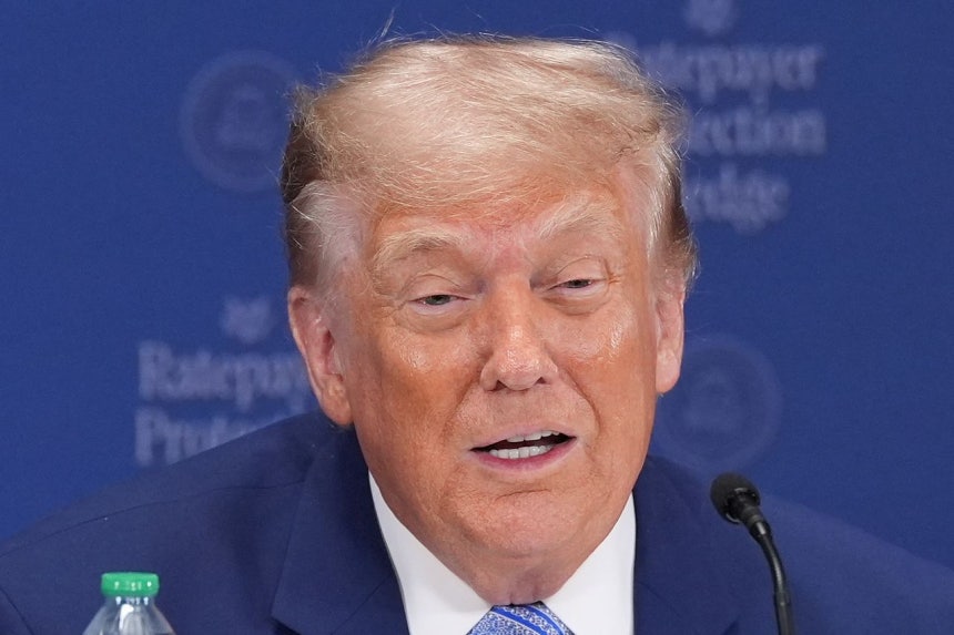 23日、米環境保護局（EPA）で演説するドナルド・トランプ米大統領。AP＝聯合ニュース