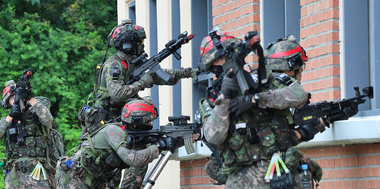 国防部が行政予告した「部隊管理訓令」改正案では、警戒作戦用または部隊管理用のCCTVや巡察などの代替確認体制で不寝番の目的を達成できる場合、大隊長級以上の指揮官が不寝番を配置しないかどうかを判断できるようにした。写真は記事と無関係。 ［聯合ニュース］
