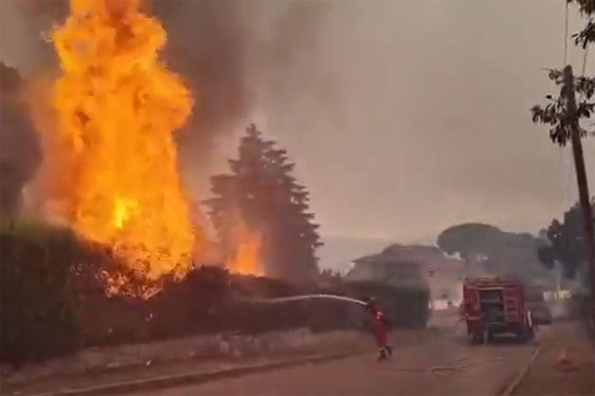  山火事の消火活動に当たっている緊急対応部隊の隊員ら。［AFP＝聯合ニュース］