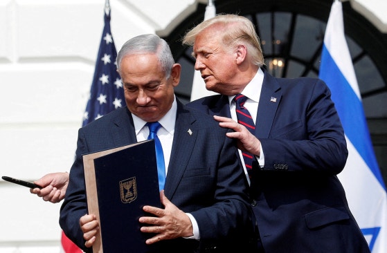 2020年9月15日、ドナルド・トランプ米大統領がホワイトハウスで、イスラエルと中東の一部国家との関係正常化を骨子とする「アブラハム合意」に署名した後、イスラエルのベンヤミン・ネタニヤフ首相と話をしている。ロイター＝聯合ニュース