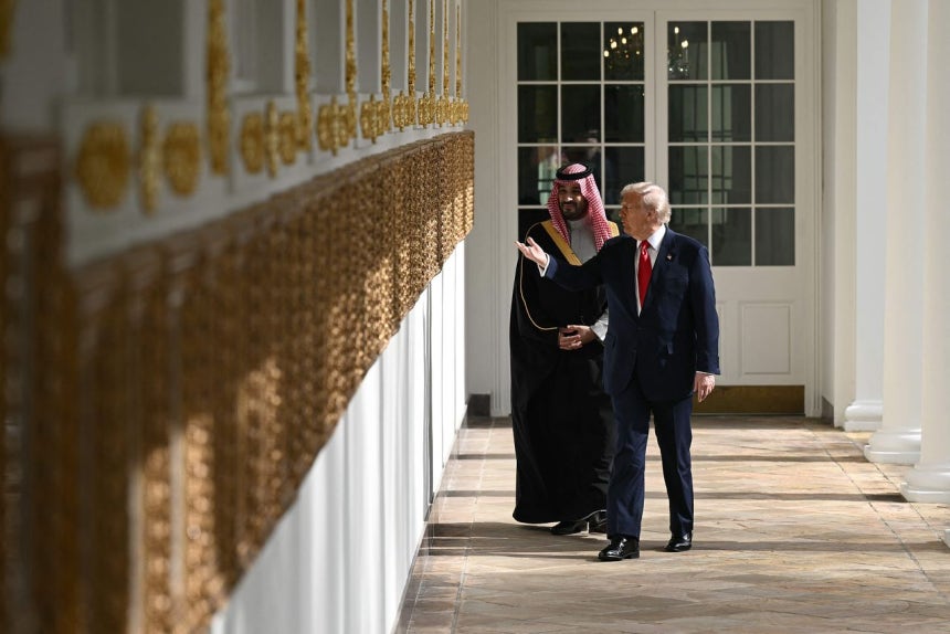 昨年11月18日、ドナルド・トランプ米大統領がホワイトハウスで、サウジアラビアのムハンマド・ビン・サルマン皇太子兼首相と話をしている。AFP＝聯合ニュース
