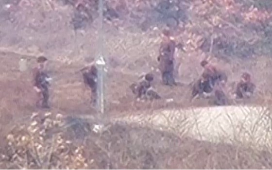 合同参謀本部は18日、北朝鮮が2024年4月ごろから北方限界線（NLL）など前線地域の数カ所で多数の兵力を投入し、警戒能力強化の一環として地雷の埋設、戦術道路の補強、対戦車防壁などとみられる構造物の設置などさまざまな作業を進めていると明らかにした。写真は北朝鮮兵が前線地域で地雷を埋設している場面。［合同参謀本部＝ニュース1］