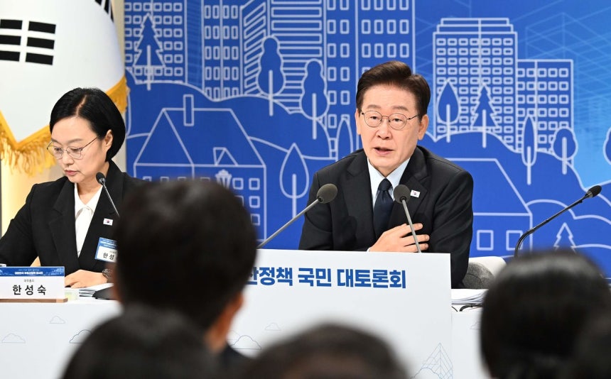 23日、ソウル汝矣島（ヨイド）KBS（韓国放送公社）で開かれた不動産政策国民大討論会で発言する李在明（イ・ジェミョン）大統領 ［青瓦台写真記者団］