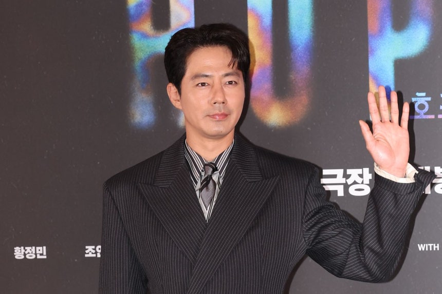 俳優チョ・インソンが6日、ソウル・江南区三成洞（カンナムグ・サムソンドン）のCOEXメガボックスで開かれた映画『HOPE』の記者懇談会でポーズを取っている。『HOPE』で今年5月、カンヌ国際映画祭コンペティション部門に招待されたチョ・インソンは、『可能な愛』（英題『Possible Love』）でベネチア国際映画祭コンペティション部門にも招待された。［聯合ニュース］