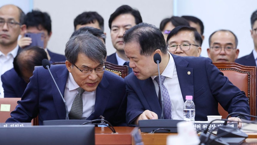 14日、国会で開かれた6・3地方選挙投票用紙不足事態国政調査特別委員会第1次聴聞会に出席した盧泰嶽（ノ・テアク）前中央選管委委員長（左）と魏哲煥（ウィ・チョルファン）中央選管委委員長職務代行 ［中央フォト］