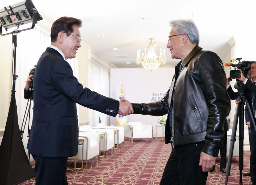 李在明（イ・ジェミョン）大統領が24日（現地時間）、米サンフランシスコでエヌビディアのジェンスン・フアンCEOとあいさつしている。［聯合ニュース］