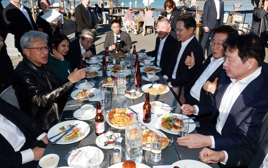李在明大統領が24日に米サンフランシスコで開かれた世界的AIリーダーとの夕食会でGDPの話が出ると、右に座ったサムスン電子の李在鎔会長と左に座ったSKグループの崔泰源会長を示し「この2人が韓国のGDPを引き上げている」と話した。李大統領の向かいはエヌビディアのジェンスン・フアンCEO。［写真 聯合ニュース］