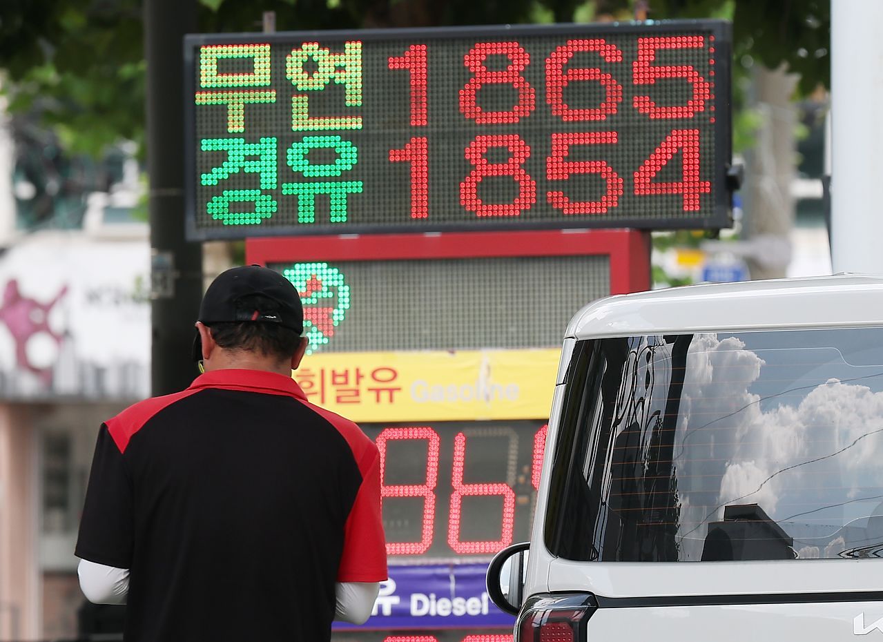 26日、ソウル市内のガソリンスタンドに価格が表示されている。全国のガソリンスタンド価格は10週連続で下落したが中東情勢が再び悪化して紅海まで脅威を受けガソリンと軽油とも価格下落幅が縮小した。［写真 聯合ニュース］