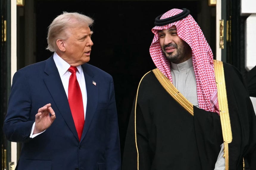 昨年11月、米ホワイトハウスでドナルド・トランプ米大統領（左）がサウジアラビアのムハンマド・ビン・サルマン皇太子と言葉を交わしている。AFP＝聯合ニュース