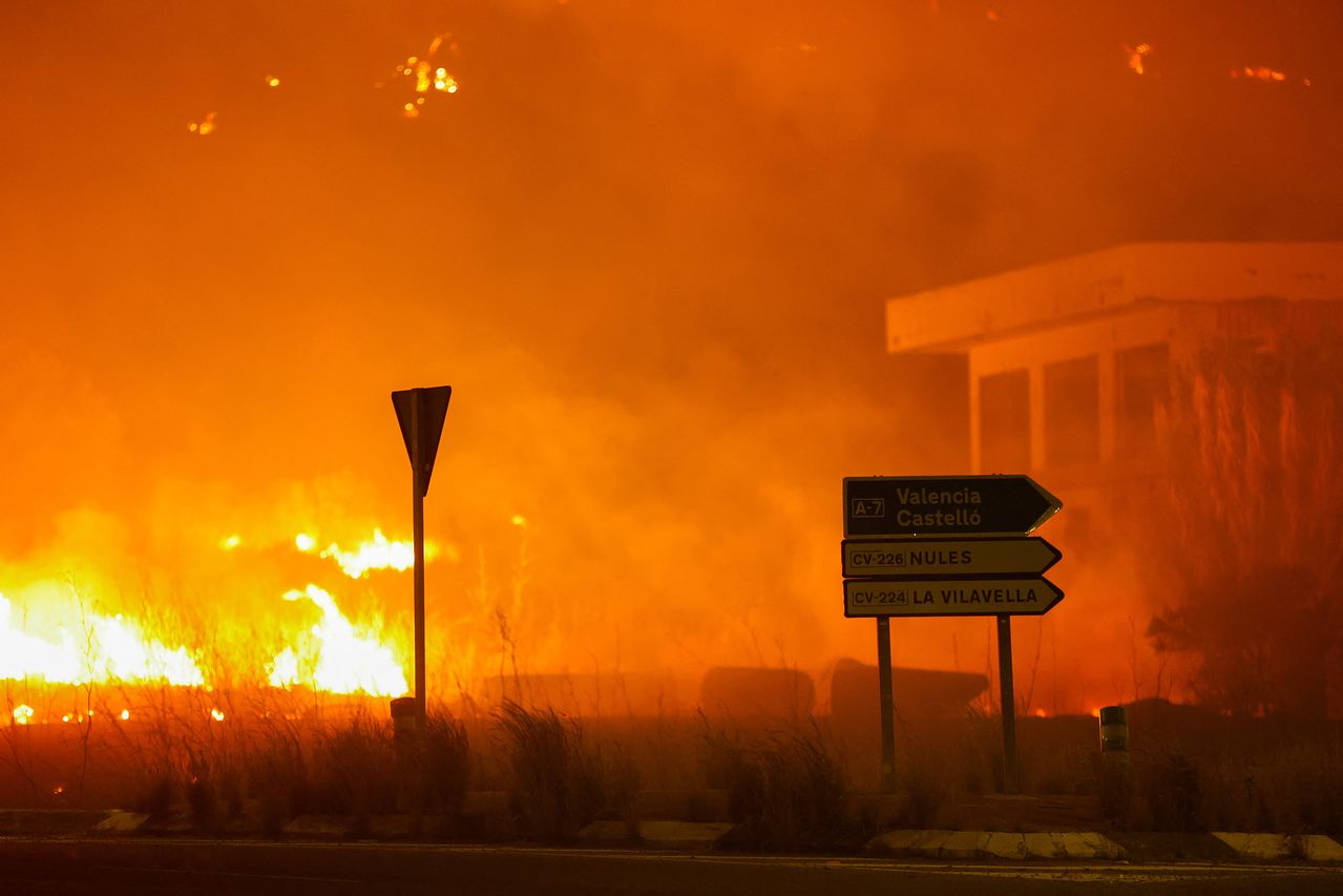 25日（現地時間）、スペイン・バレンシア州カステリョンで山火事が発生し、炎が燃え広がっている。［ロイター＝聯合ニュース］