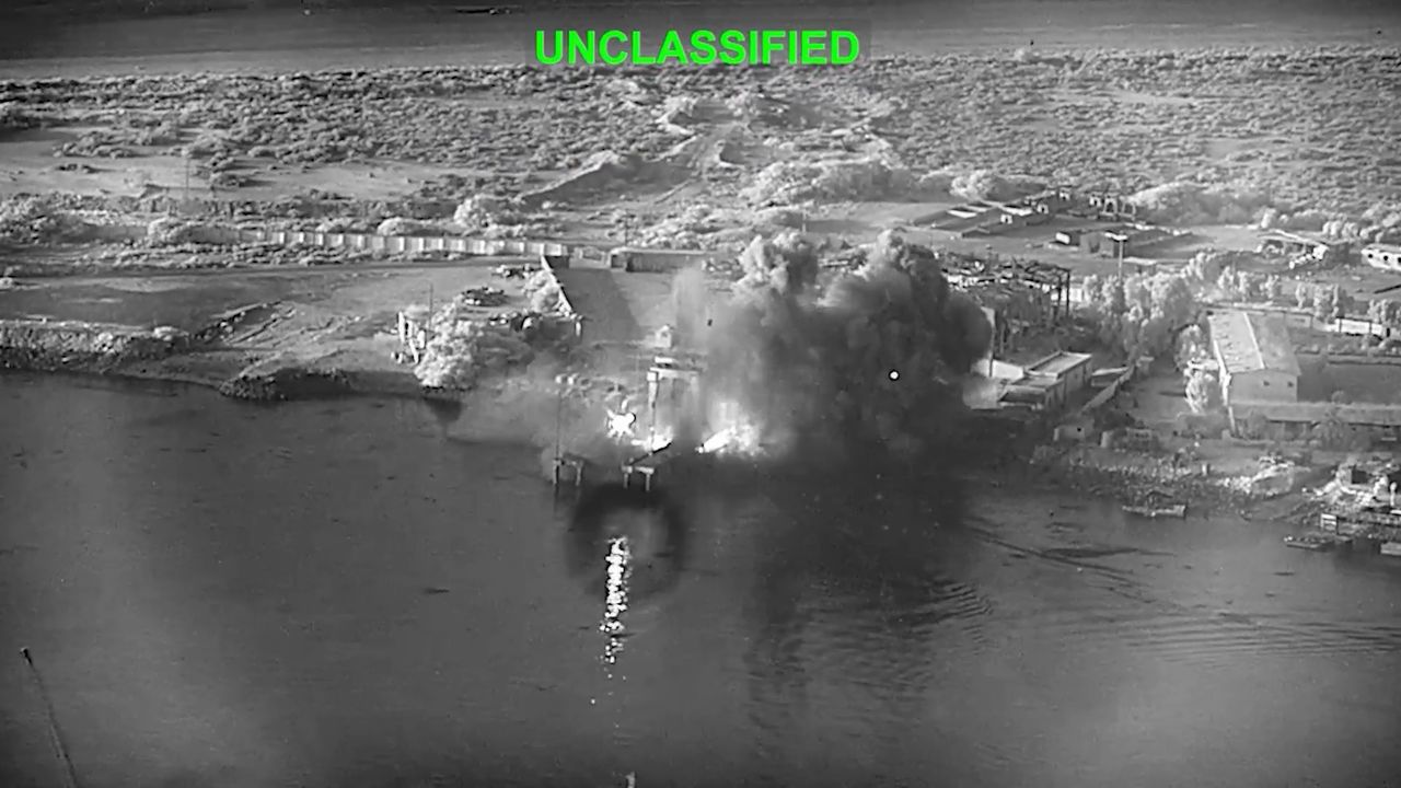  米中央軍が公開したイラン海軍基地への攻撃の様子。［AP＝聯合ニュース］