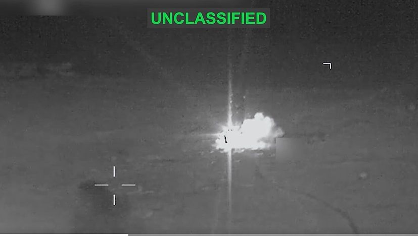 米中央軍が7日（現地時間）、X（旧ツイッター）に公開した映像の場面。米軍がホルムズ海峡付近のイラン目標物を打撃し、炎と煙が見える。 ［米中央軍のX キャプチャー］