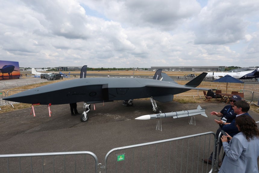 23日（現地時間）、英ファンボロー国際エアショーで観覧客がボーイングMQ－28ゴーストバット無人戦闘航空機を見ている。 ［ロイター＝聯合ニュース］