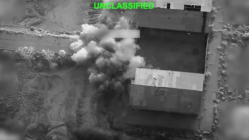 13日、米中央軍が公開したイランの目標物への空爆の様子。AFP＝聯合ニュース
