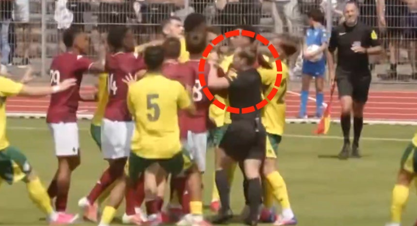 仏プロサッカーのメスとオランダのフォルトゥナ・シッタートの親善試合で、女性のマチルド・ドゥモンセ主審が選手間の衝突を引き止めている。 ［ユーチューブ キャプチャー］