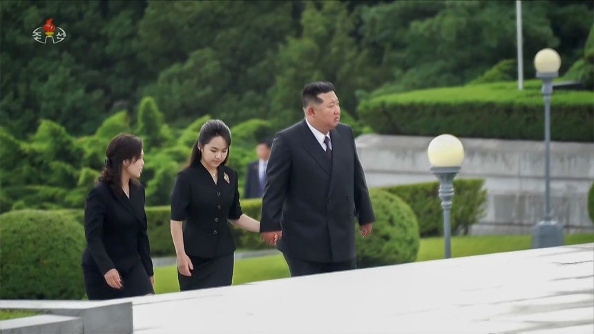 金正恩（キム・ジョンウン）氏と李雪主（イ・ソルジュ）氏の間に立つジュエ氏。朝鮮中央テレビ画面＝聯合ニュース
