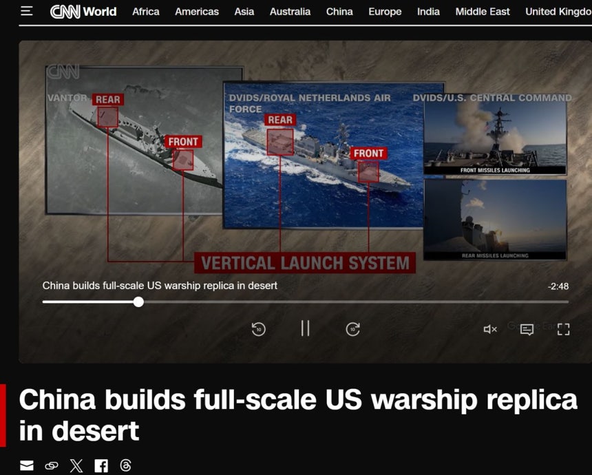 中国のタクラマカン砂漠にアーレイ・バーク級駆逐艦模型を配置したと報道するCNN ［レディットCNN キャプチャー］