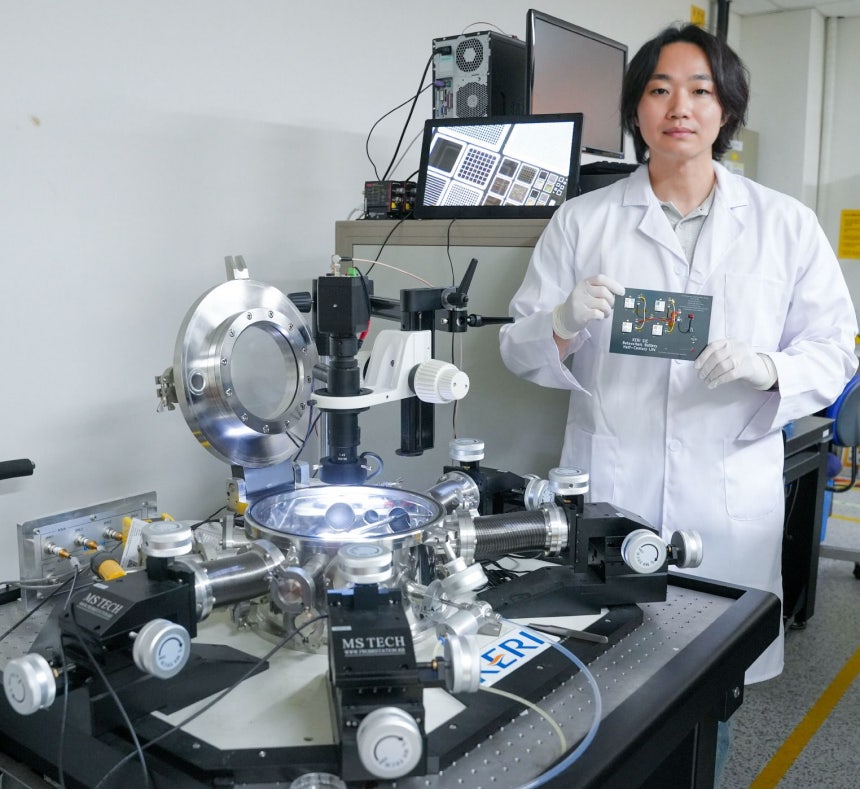 韓国電気研究院のソ・ジェファ博士がSiC半導体基盤ベータ電池を実証した後に記念撮影をしている。
