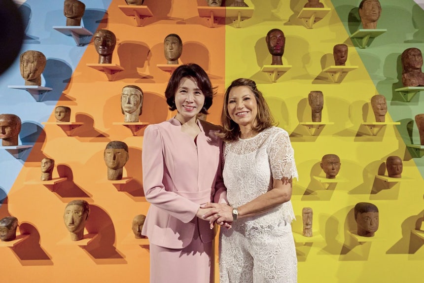 韓国の李在明（イ・ジェミョン）大統領とともにブラジルを国賓訪問中の金恵景（キム・ヘギョン）夫人が27日（現地時間）、ルラ大統領の夫人ジャンジャ・ルラ・ダ・シルバ氏とともに首都ブラジリアの連邦会計検査院美術ギャラリーを訪れ、展示作品の前で記念撮影をしている。聯合ニュース