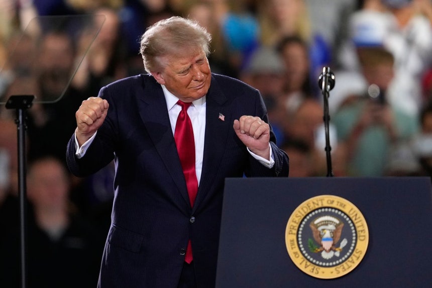 トランプ米大統領が27日（現地時間）、ミシガン州ミルフォードにあるゼネラルモーターズ（GM）の試験場で演説し、特有のダンスを披露している。［AP＝聯合ニュース］