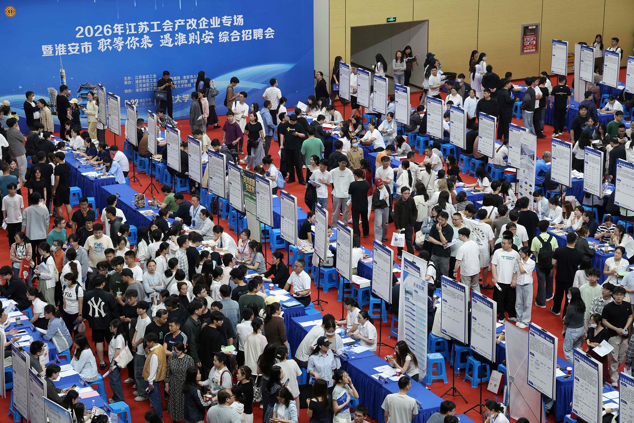 5月22日、中国・淮安大学で開かれた就職説明会で、求職者らが求人情報を見ている。AFP＝聯合ニュース