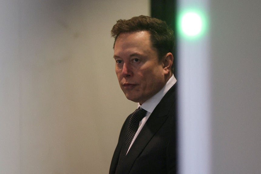 テスラのイーロン・マスク最高経営責任者（CEO）が4月29日に行われたオープンAIの営利法人転換をめぐる裁判に出席するため裁判所に入っている。［写真 ロイター＝聯合ニュース］