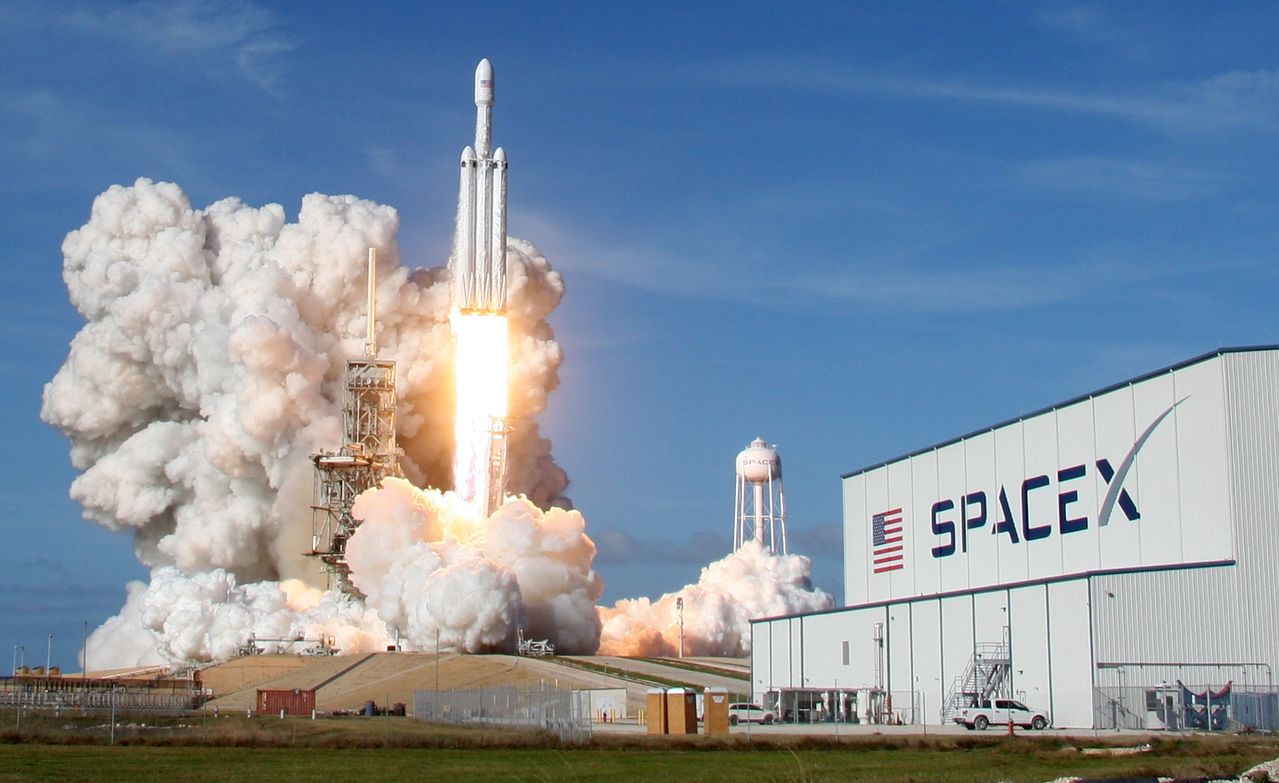   スペースXのファルコンロケットが打ち上げられる様子。［写真 ロイター＝聯合ニュース］