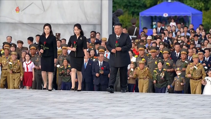 北朝鮮の金正恩（キム・ジョンウン）国務委員長が韓国戦争（朝鮮戦争）停戦協定締結73周年（戦勝節）を翌日に控えた26日、平壌（ピョンヤン）祖国解放戦争参戦烈士墓を参拝したと、朝鮮中央テレビが27日報じた。金委員長が李雪主（イ・ソルジュ）夫人、娘ジュエ氏と花を持って烈士墓に入っている。 ［朝鮮中央テレビ＝聯合ニュース］