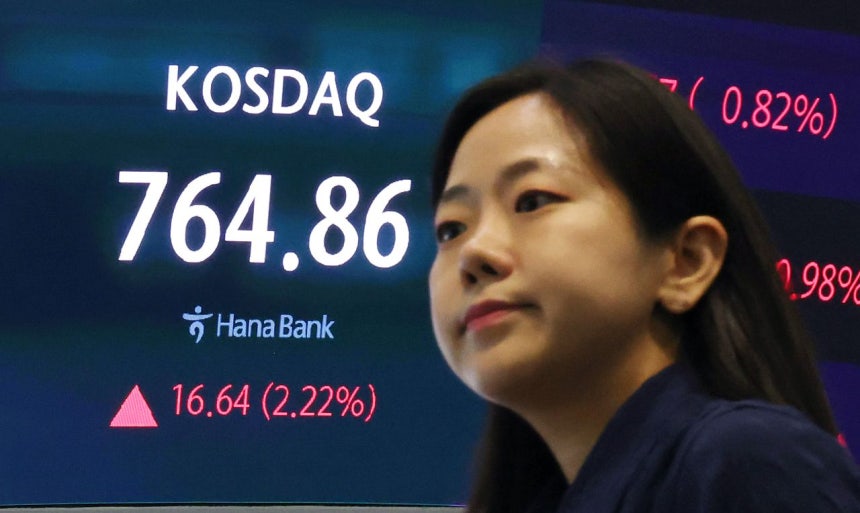 27日、ソウルのハナ銀行ディーリングルームのモニター。［写真 ニュース1］