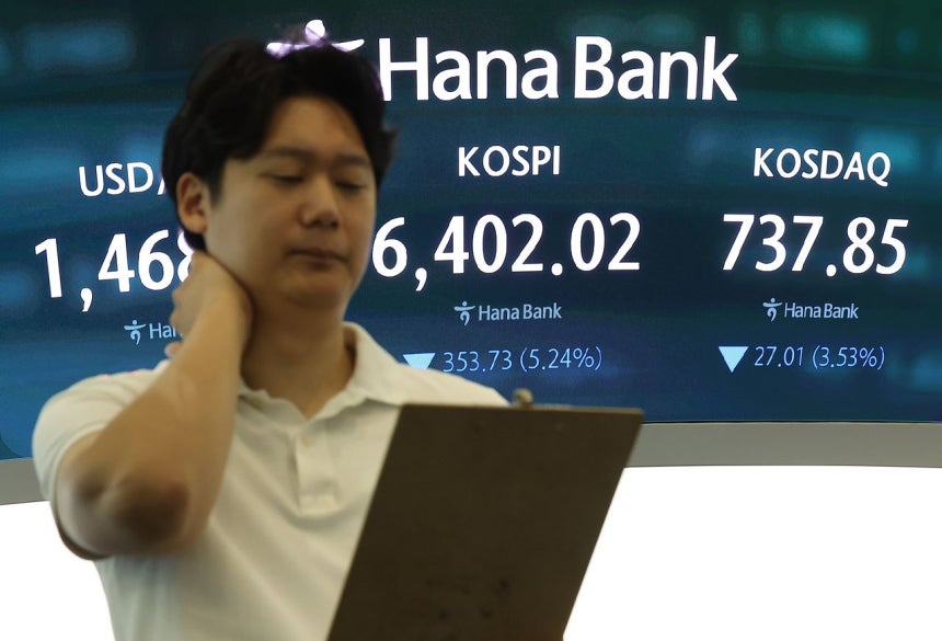 28日、ソウル市中区（チュング）のハナ銀行本店ディーリングルームの電光掲示板に対ドルのウォン相場、KOSPI、KOSDAQが表示されている。聯合ニュース