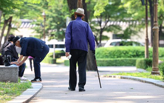 昨年5月27日、ソウル市鍾路区（チョンノグ）のタプコル公園で、高齢者が杖をついて歩いている。ニュース1