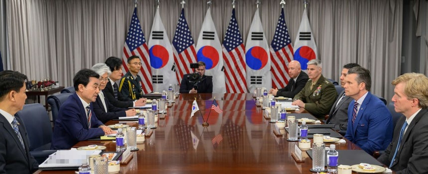 5月、韓米国防長官会談を行った安圭佰（アン・ギュベク）国防部長官とヘグセス米国防長官 ［写真 国防部］