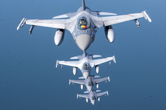 2023年5月にルーマニア空軍とポルトガル空軍などで構成されたNATOのF16戦闘機編隊がリトアニア領空で作戦を遂行している。［写真 AP＝聯合ニュース］