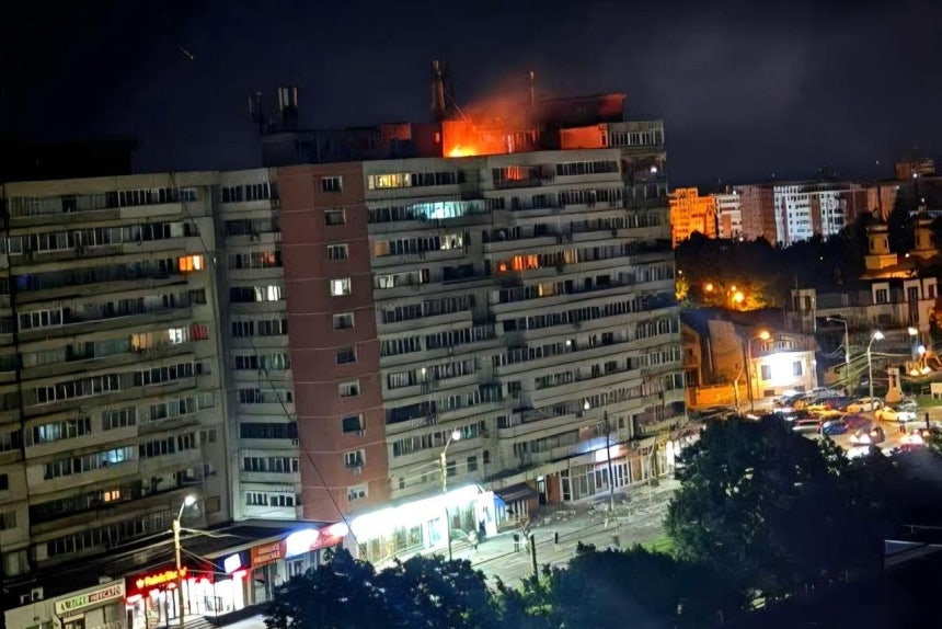 5月にルーマニア東部ガラツィのマンションにロシアのドローンが墜落し建物が炎に包まれている。［写真 AP＝聯合ニュース］